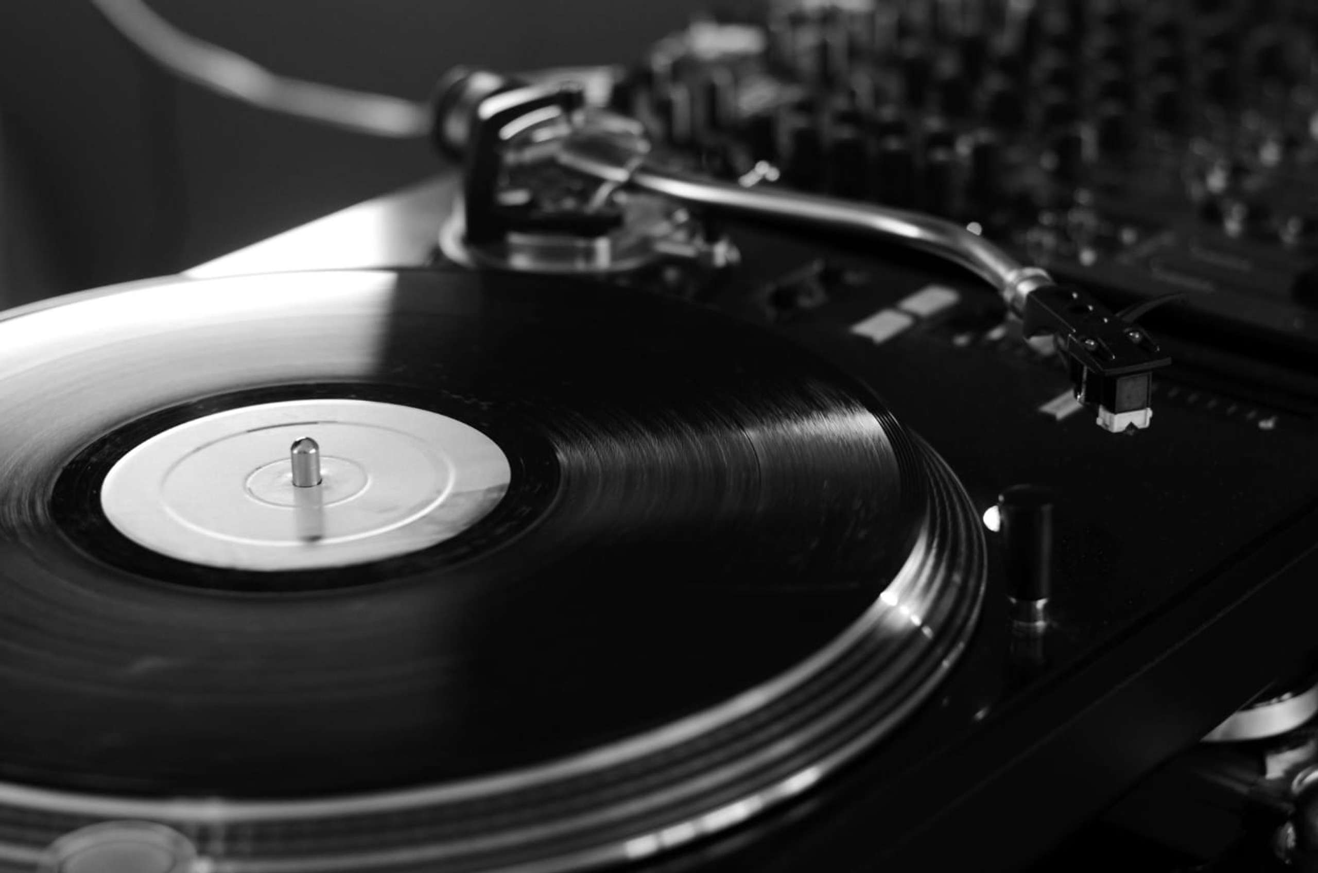 Vinyl turntable illustrating EP vs LP formats